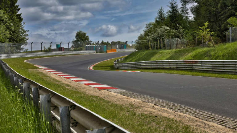Wypadek na Nürburgring a polskie ubezpieczenie OC. Kto poniesie koszty kolizji?